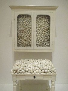 Marcel Broodthaers - Armoire blanche et table blanche - MoMA